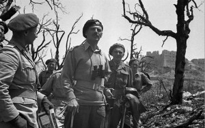 Gen. Anders oraz gen. Bronisław Duch pod Monte Cassino / Źródło: NAC, sygn. 37-639-3