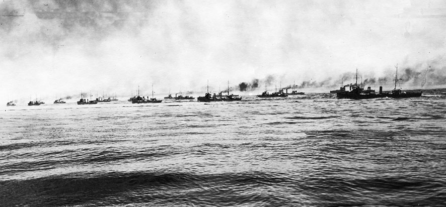 1. Dywizja Kontrtorpedowców Floty Bałtyckiej idzie w trzech równoległych kolumnach torowych, 1913-1914 r.  U progu kampanii letniej 1914 r. Flota Bałtycka dysponowała m.in. dwiema dywizjami kontrtorpedowców.  W skład dywizji kontrtorpedowców wchodziły dwie brygady, po dwa dywizjony w każdej. Dywizjon kontrtorpedowców liczył 9 jednostek. Dywizja w pełnym stanie składała się z 36 kontrtorpedowców oraz krążownika lekkiego pełniącego rolę okrętu flagowego dowódcy dywizji. W okresie pokoju 1. Dywizja Kontrtorpedowców (cztery dywizjony), za wyjątkiem czterech jednostek przebywających czasowo w innych portach (Pogranicznik, Wojskowoj - w St. Petersburgu, Gienierał Kondratienko - w Helsingforsie, Ispołnitielnyj - w Kronsztadzie), bazowała w Libawie. Wstępem do zbliżającej się kampanii letniej były dwu- trzytygodniowej wyjścia w morze podejmowane od połowy marca w celu poddania próbie mechanizmów okrętowych. W pięcioleciu poprzedzającym wybuch pierwszej wojny światowej kontrtorpedowce Floty Bałtyckiej przeszły remonty kapitalne, co sprawiło, iż w 1914 r. były przygotowane do realizacji zadań bojowych określonych w planie strategiczno-operacyjnym. Cennym walorem bojowym części kontrtorpedowców było ich przystosowanie do przewozu i stawiania min (Nowik [lider] - 60 min, kontrtorpedowce typu Ochotnik - 24 miny, typu Finn, Wsadnik - 20 min, typu Diejatielnyj - 18 min, typu Bujnyj - 16 min, typu Lejtienant Burakow, Prytkij, Sokoł - 10 min.).   1. DYWIZJA KONTRTORPEDOWCÓW ESKADRY FLOTY CZYNNEJ FLOTY BAŁTYCKIEJ (14 października 1914 r.) - kontradm. Iwan Storre półdywizjon specjalnego przeznaczenia - kontrtorpedowce: Sibirskij Striełok *kpt. 2. rangi Gieorgij Gadd), Gienierał Kondratienko (kpt. 2. rangi Kławdij Szewielow), Ochotnik (kpt. 2. rangi Pawieł Gelmersen) 1. dywizjon kontrtorpedowców - ktp. 2. rangi Piotr Władisławlew kontrtorpedowce: Emir Bucharskij (kpt. 2. rangi Andriej Nikitin), Finn (kpt. 2. rangi Michaił Aleambarow), Moskwitianin (kpt. 2. rangi Aleksiej Dombrowski), Dobrowolec (kpt. 2. rangi Pawieł Postielnikow), Wsadnik (kpt. 2. rangi Iwan Dmitriew), Gajdamak (kpt. 2. rangi) Wsiewołod Modzalewski), Amuriec (kpt. 2. rangi baron Aleksiej Kosinski), Ussurijec (kpt. 2. rangi Aleksandr Razwozow) 2. dywizjon kontrtorpedowców - kpt. 1. rangi Nikołaj Wiesiełago kontrtorpedowce: Turkmieniec Stawropolskij (kpt. 2. rangi Michaił Behrens), Kazaniec (kpt. 2. rangi Stiepan Dmitriew), Stierieguszczij (kpt. 2. rangi Nikołaj Patton), Strasznyj (kpt. 2. rangi Wiaczesław Kłoczkowski), Donskoj Kazak (kpt. 2. rangi Aleksandr Stark), Zabajkalec (kpt. 2. rangi Siergiej Koptiew), Wojskowoj (kpt. 2. rangi Karl von Den), Ukraina (kpt. 2. rangi Aleksiej Sałtanow) 4. dywizjon kontrtorpedowców - kpt. 2. rangi Leonid Iwanow kontrtorpedowce: Ispołnitielnyj (kpt. 2. rangi Nikołaj Ostielecki), Kriepkij (kpt. 2. rangi Siergiej Politowski), Logkij (kpt. 2. rangi Pawieł Wilken), Mietkij (kpt. 2. rangi Piotr Kraszeninnikow), Moszcznyj (kpt. 2. rangi baron Konstantin Knorring), Łowkij (starszyj lejtienant Piotr Michajłow), Letuczij (kpt. 2. rangi Lew Sachnowski), Lichoj (kpt. 2. rangi Anatolij Jekimow.). Źródło: coolib.com