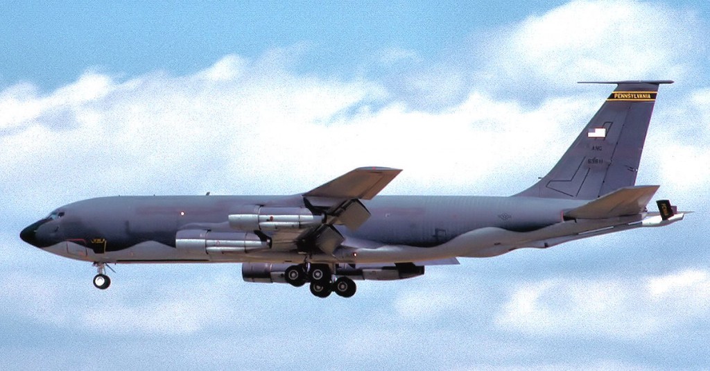 Boeing KC-135 Stratotanker nalezący do 146 Eskadry Tankowania Powietrznego. (Źródło: Wikimedia Commons) 