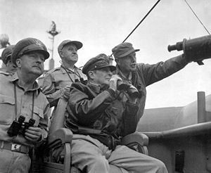 ?MacArthur w czasie desantu wojsk amerykańskich pod Inczhon? / Źródło: Wikimedia Commons