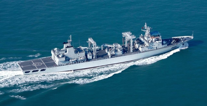 Okręt zaopatrzeniowy CNS Qiandaohu (886) typu 903 (w kodzie NATO: Fuchi). / Źródło: haijun360.com