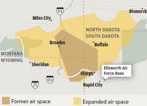 Porównanie obu przestrzeni powietrznych kompleksu treningowego Powder River. Jak widać powyżej ekspansja sprawia iż tereny kompleksu będą znajdować się w Montanie, Wyoming i Dakotas (Dakotas to wspólne określenie dla dwóch amerykańskich stanów Dakota Północna i Dakota Południowa). (Źródło: rapidcityjournal)
