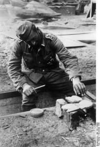Czas na posiłek. Niemiecki żołnierz - szczęsliwiec, mogący zaspokoić głód. Podczas walk w "kotle" kromka chleba była największym skarbem/ Źródło: Wikimedia Commons