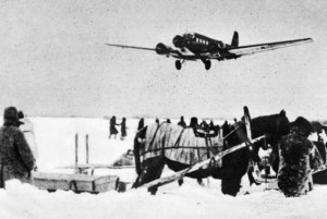 Ju-52 w trakcie podchodzenia do lądowania w "kotle"/ Źródło: Wikimedia Commons