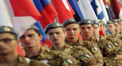 Włoscy żołnierze podczas ceremonii inauguracji ćwiczenia. / news.nationalpost.com