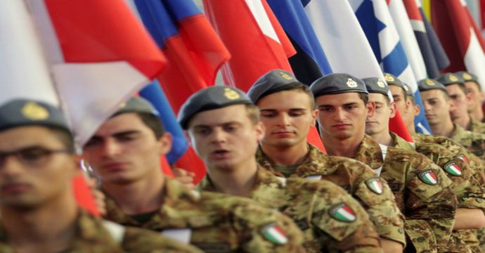 Włoscy żołnierze podczas ceremonii inauguracji ćwiczenia. / news.nationalpost.com