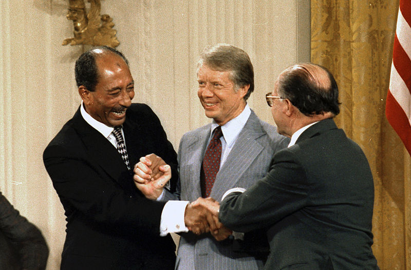Anwar Sadat, Jimmy Carter i Menachem Begin w 1978 roku / Źródło: Wikimedia Commons