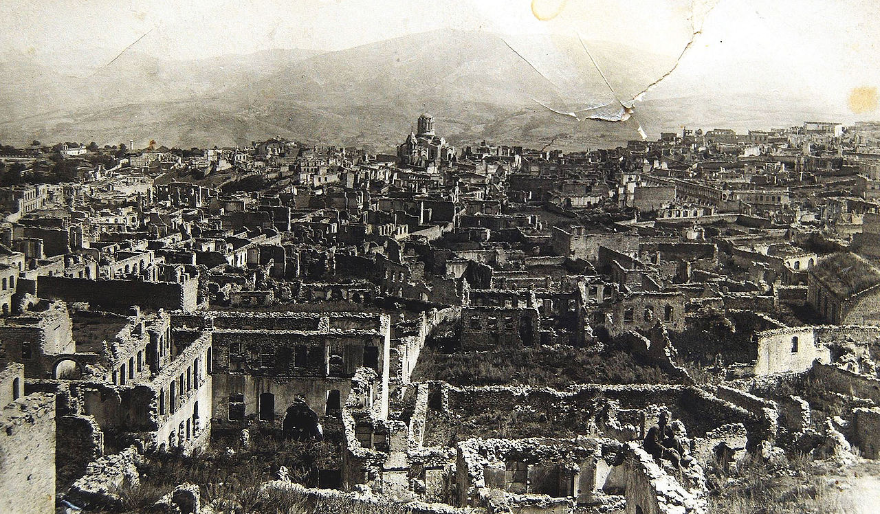 Zniszczona armeńska dzielnica w mieście Szusza/ Źródło: Wikimedia Commons
