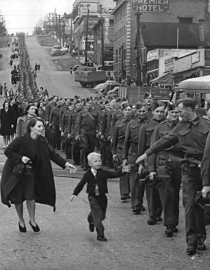 Jedno z najsławniejszych kanadyjskich zdjęć zrobionych podczas wojny, zatytułowane "Poczekaj na mnie, tato". British Columbia Regiment maszeruje przez New Westminster, 1940 rok/ Źródło: Wikimedia