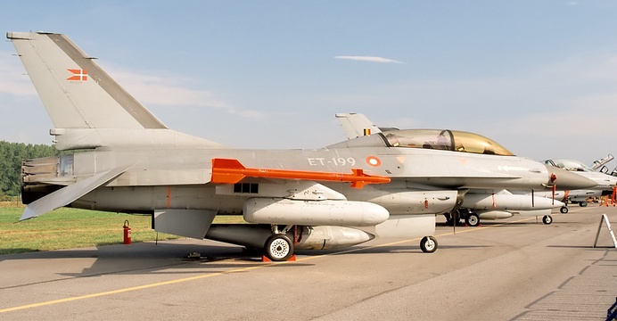 F-16B (MLU), należący do Królewskich Duńskich Sił Powietrznych na wystawie statycznej podczas Radom Air Show 2005. / Wikimedia Commons.