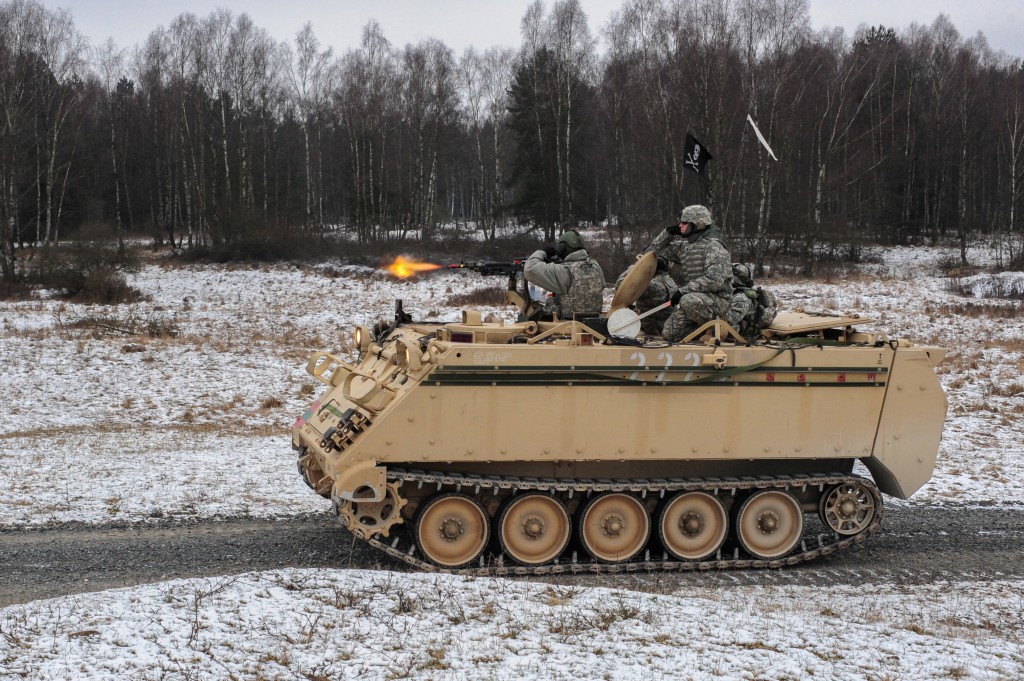 Opancerzny pojazd bojowy M113A2 i amerykańscy żołnierze z Kompanii Bravo, 1. Batalionu, 4. Pułku Piechoty w czasie ćwiczeń na poligonie Grafenwoehr Training Area 14 stycznia 2013 roku. (U.S. Army photo by Staff Sergeant Pablo N. Piedra)