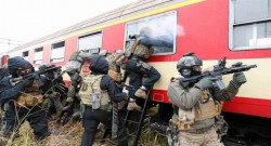 Komandosi z GROM, policyjni antyterroryści i funkcjonariusze SOK odbijali zakładników z pociągu. / Źródło: wiadomosci.gazeta.pl