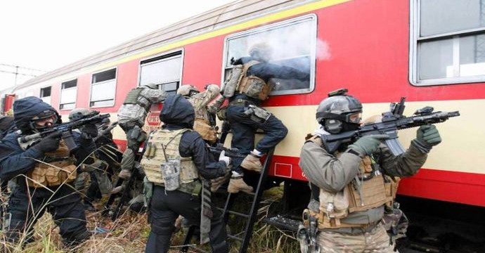 Komandosi z GROM, policyjni antyterroryści i funkcjonariusze SOK odbijali zakładników z pociągu. / Źródło: wiadomosci.gazeta.pl
