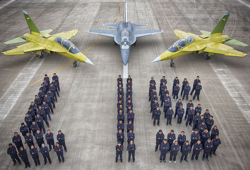 Ceremonia przekazania PLAAF kolejnych samolotów Hongdu L-15 Falcon. / Wikimedia Commons.