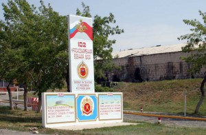 Wejście do 102. rosyjskiej bazy wojskowej w Giumri w Armenii/ Źródło: Wikimedia Commons