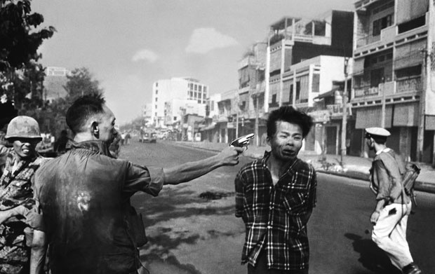 "Generał Nguyen Ngoc Loan rozstrzeliwuje więźnia Wietkongu na ulicy Sajgonu" ? tak brzmi tytuł tego wstrząsającego zdjęcia, które do dziś jest symbolem wojny w Wietnamie.