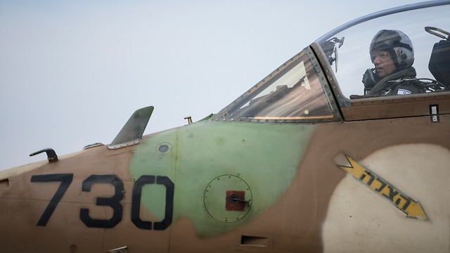 Dowódca Hejl HaAvir gen. dyw. Amir Eshel w kokpicie samolotu szkolno-bojowego A-4 Skyhawk ?Ayit?. (IDF Spokesperson) 