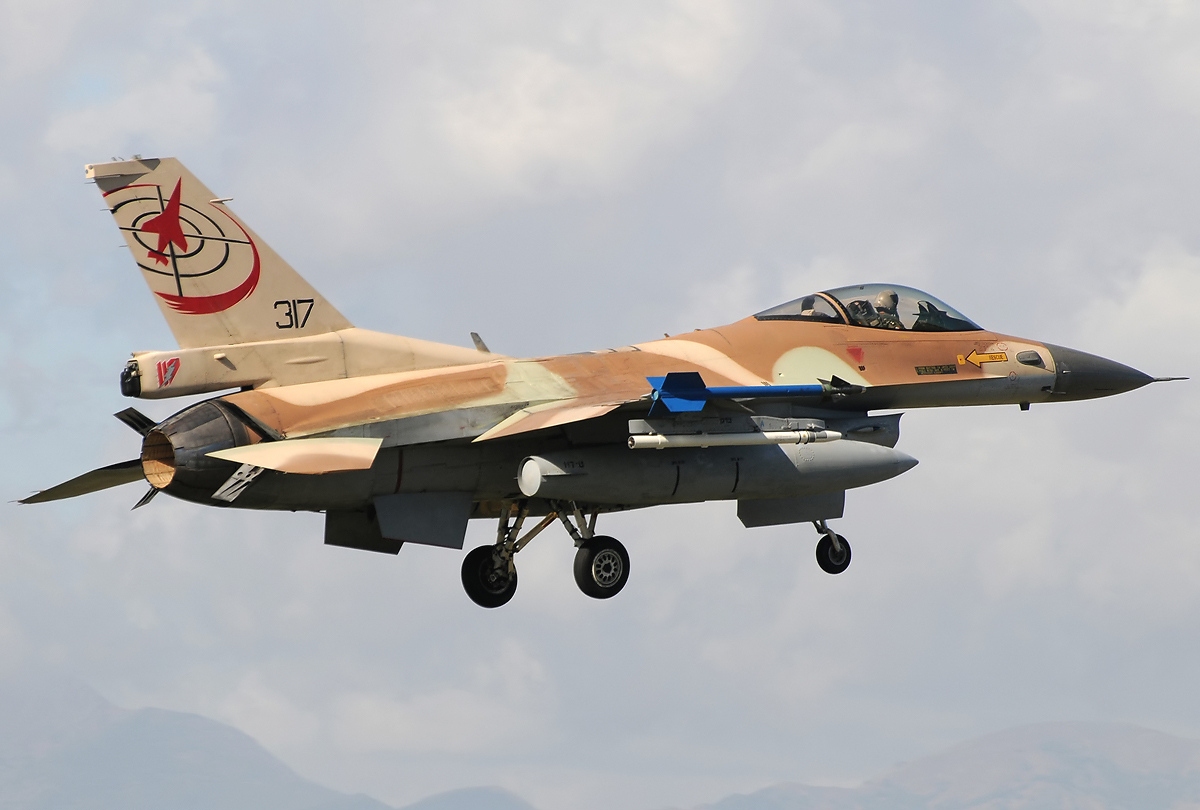 Według informacji pozyskanych do bazy danych Fleets Analyzer - Flight Global Izrael posiada 77 myśliwców wielozadaniowych F-16C oraz 48 maszyn szkoleniowych w F-16D. Dodatkowo Hejl HaAvir posiadają 99 maszyn F-16I "Sufa" oraz 62 myśliwce F-16A/B "Netz".