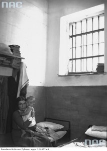 Rita Gorgonowa w celi ze swoją córką Ewą./Źródło: Narodowe Archiwum Cyfrowe, sygn. 1-B-677a-1