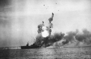 Atak samobójczy na USS St. Lo sfotografowany z pokładu pobliskiego USS Kalinin Bay / Źródło: Wikimedia Commons