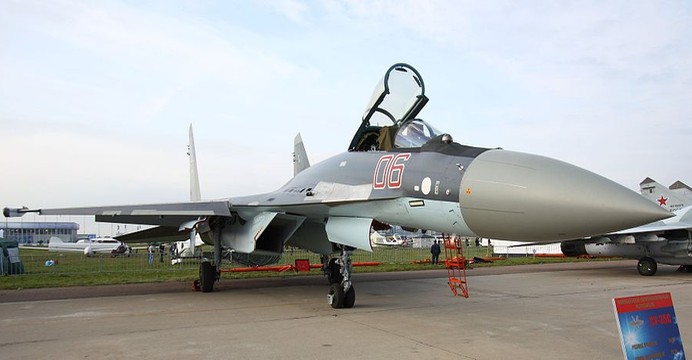 Su-35S ?06? RED RF-95816 w czasie 11. Międzynarodowego Salonu Lotniczo-Kosmicznego MAKS-2013. / Wikimedia Commons.