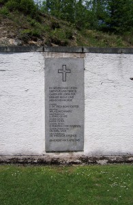 Obóz we Flossenbürgu. Tablica pamiątkowa poświęcona osobom straconym 9 kwietnia 1945 roku / Źródło: Wikimedia Commons