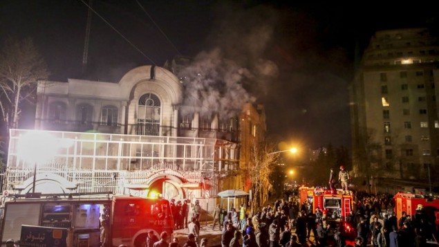 Płonący budynek saudyjskiej ambasady w Teheranie. / www.timesofisrael.com