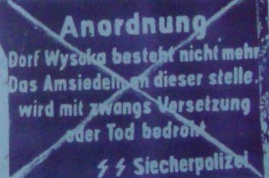 Jedna z tablic rozmieszczonych na granicy wysokie: "Zarządzenie. Wieś Wysoka juz nie istnieje. Osiedlanie się na tym terenie grozi przymusowym przesiedleniem lub śmiercią" / Fot. zbiory autora