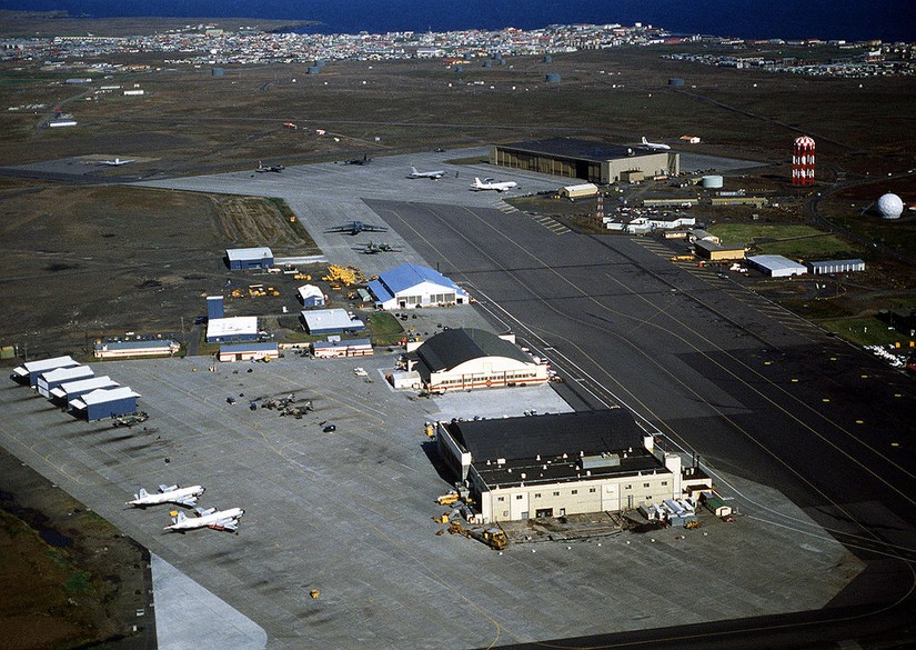 NAS Keflavik w 1982 roku. Można zauważyć m.in. dwa samoloty patrolowe i ZOP typu P-3 Orion. / Wikimedia Commons.