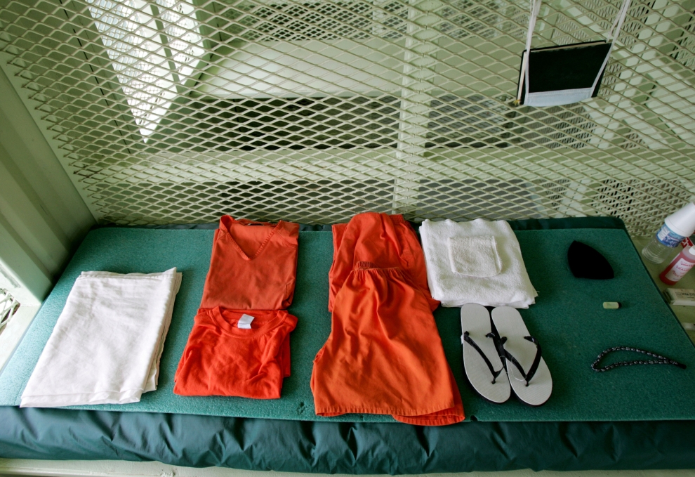 Ubrania i inne przedmioty przekazywane przetrzymywanym w bazie więźniom. AFP PHOTO/POOL/Mark Wilson