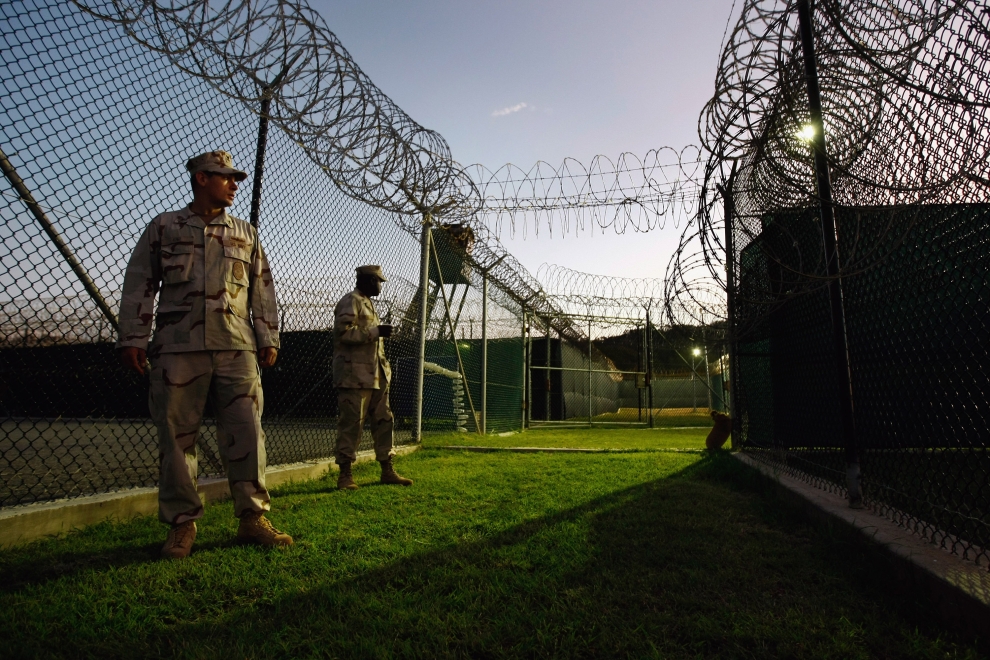 Żołnierze stojący przy ogrodzeniu części bazy, w której przetrzymywani są więźniowie. (Foto: John Moore/Getty Images)