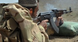 Afgańczyk z karabinem AK-47 podczas szkolenia z posługiwania się bronią. Źródło: U.S. Navy/Mass Communication Specialist 1st Class David Frech