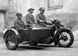 Motocyklowy patrol Policji Państwowej - rok 1932 / Koncern Ilustrowany Kurier Codzienny - Archiwum Ilustracji - NAC Sygnatura: 1-B-117