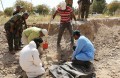Prace ekshumacyjne w jednym z miejsc masakry irackich żołnierzy w Tikrit. Zdjęcie: AP Photo/Karim Kadim