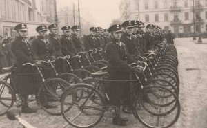 Oddział policji rowerowej. Obchody Święta Niepodległości na Placu Piłsudskiego w Warszawie 1932. / Narodowe Archiwum Cyfrowe.