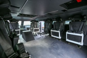 Obszerne wnętrze pojazdu jest w stanie pomieścić do 10 żołnierzy. Wewnątrz zamontowane zostały fotele przeciwwybuchowe, które stanowią istotny element ochrony przed skutkami wybuchu improwizowanych ładunków wybuchowych. Źródło: ArmyRecognition.