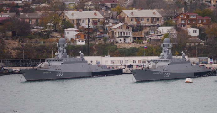 Rosyjskie korwety rakietowe projektu 21631 Bujan?M: RFS Sierpuchow (603) i RFS Zielonyj Doł (602), należące do Floty Czarnomorskiej. / Źródło: reddit.com