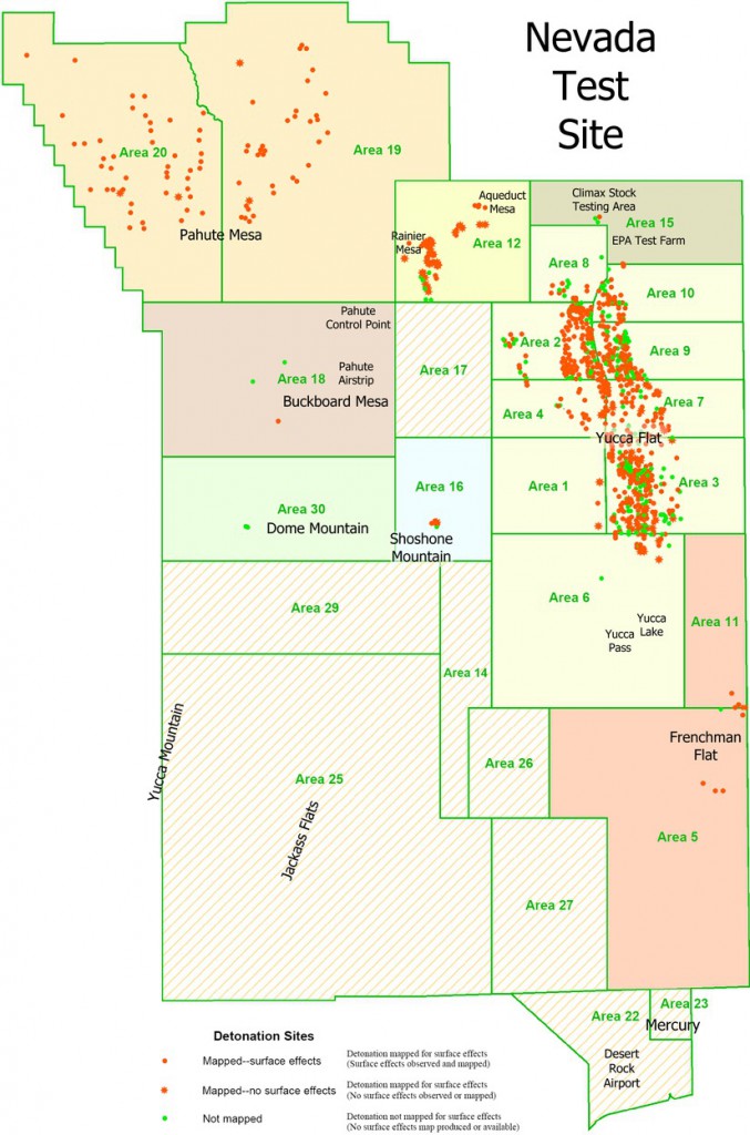 Mapa Poligonu Nevada z podziałem na strefy oraz oznaczeniem podziemnych prób jądrowych (Geologic Surface Effects of Underground Nuclear Testing, Buckboard Mesa, Climax Stock, Dome Mountain, Frenchman Flat, Rainier/Aqueduct Mesa, and Shoshone Mountain, Nevada Test Site, Nevada). Źródło: Wikimedia Commons.