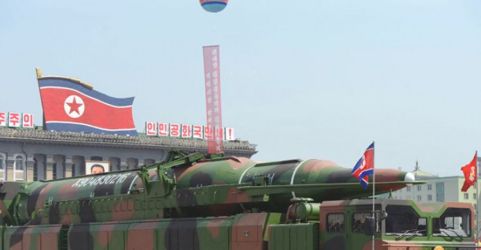 Północnokoreańska rakieta balistyczna dalekiego zasięgu Taepodongo-2 przenoszona przez kołowy środek transportu. Źródło: AFP-JIJI