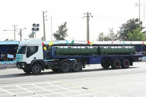 Kontenery startowe rakiet. Jak widać Irańczycy nie zintegrowali ich jeszcze z transporterami-wyrzutniami. / fot. Twitter.