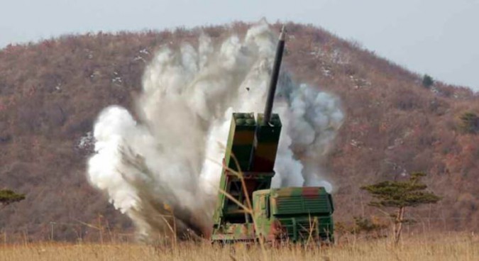 Północnokoreański MLRS kal. 300 mm podczas testów ogniowych w marcu 2016 roku. Źródło: Rodong Sinmun