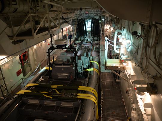 Niszczyciel może przenosić wewnątrz swojego kadłuba dwie 11-metrowe łodzie hybrydowe (rigid-hull inflatable boats; RHIB). / fot. Christopher P. Cavas.