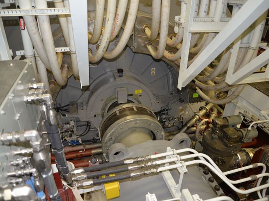 Zaawansowany silnik indukcyjny, jeden z wielu w systemie napędowym niszczyciela, dla którego łącznie generowana jest moc 39 MW. / fot. Christopher P. Cavas.