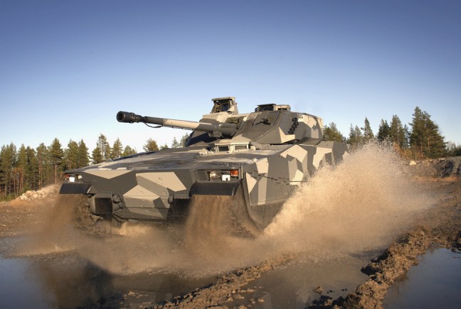 Bojowy wóz piechoty CV90 jest używany z powodzeniem przez armie 7 państw NATO. Koncern BAE Systems zaoferował już to podwozie dla polskiego Borsuka jako szybką i sprawdzoną alternatywę dla budowy własnego polskiego podwozia / Źródło: defense-update.com (domena publiczna)