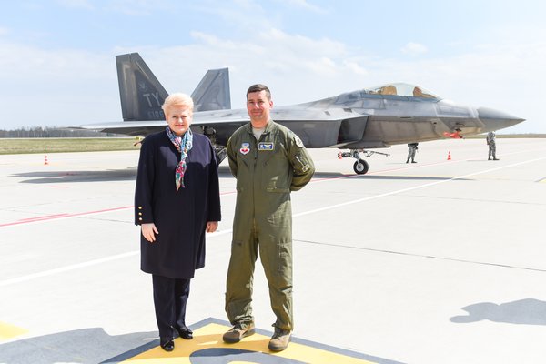 Prezydent Dalia Grybauskait? pozuje z amerykańskim lotnikiem. / fot. Twitter @Grybauskaite_LT