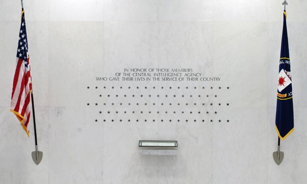 Ściana pamięci w Langley, siedzibie Centralnej Agencji Wywiadowczej upamiętniająca funkcjonariuszy CIA którzy ponieśli śmierć na służbie. /Źródło: Wikimedia