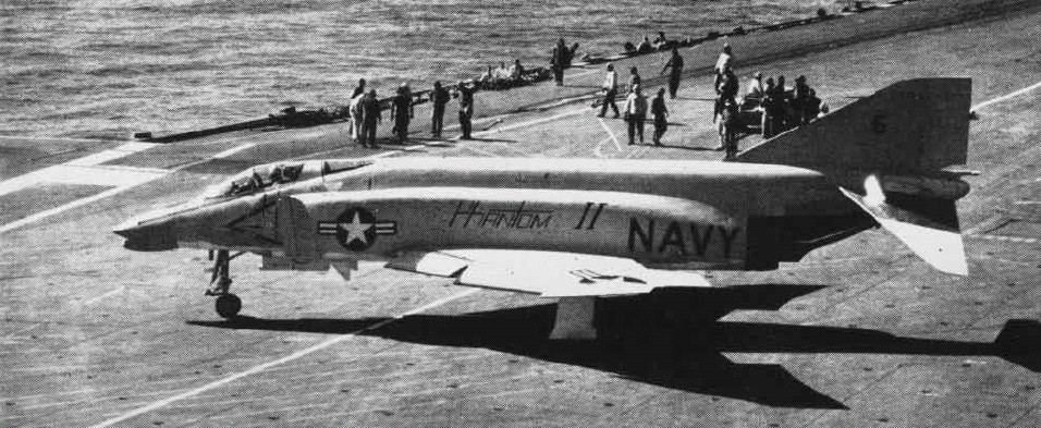 W 1959 rozpoczęto testowanie Phantomów na pokładach lotniskowców. W dniu 15 lutego 1960 roku przeprowadzono pierwszy udany start i lądowanie na pokładzie lotniskowca USS Independence (CV-62). Źródło: Wikimedia Commons. 