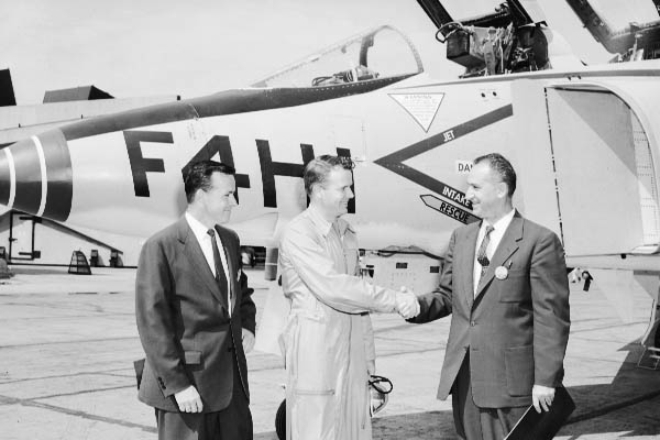 David Lewis, Robert Little, oraz Herman Barkey. Bez tych trzech dżentelmenów powstanie myśliwca F-4 Phantom II najprawdopodobniej nie byłoby niemożliwe. Źródło: Wikimedia Commons