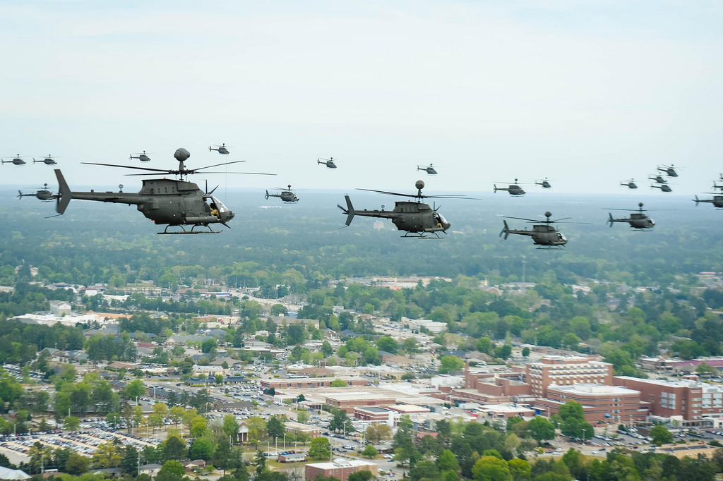 Śmigłowce OH-58D Kiowa Warrior podczas pożegnalnego przelotu. Źródło: : 82nd Combat Aviation Brigade.