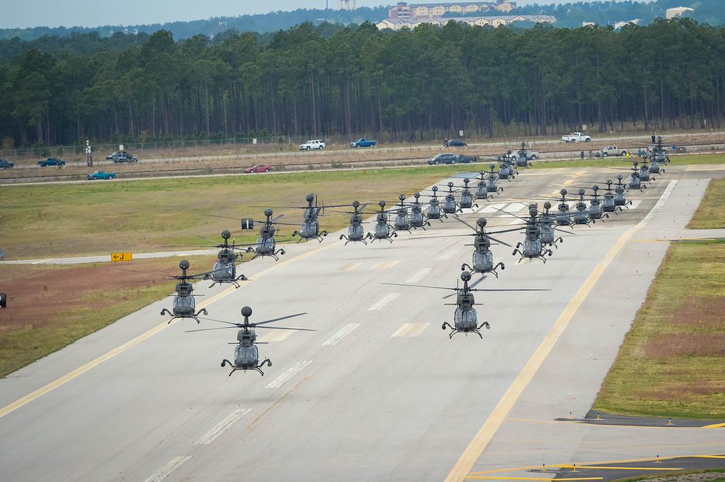 Śmigłowce OH-58D Kiowa Warrior podczas pożegnalnego przelotu. Źródło: : 82nd Combat Aviation Brigade.
